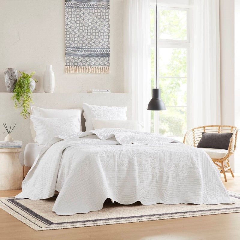 Coastal Scalloped Edge Quilt Set 3PC – White