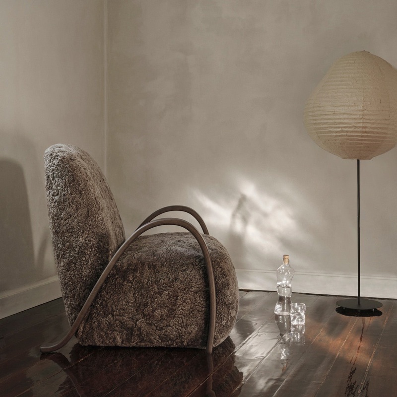 Buur Lounge Chair Sheepskin – Dark Stained/Sahara