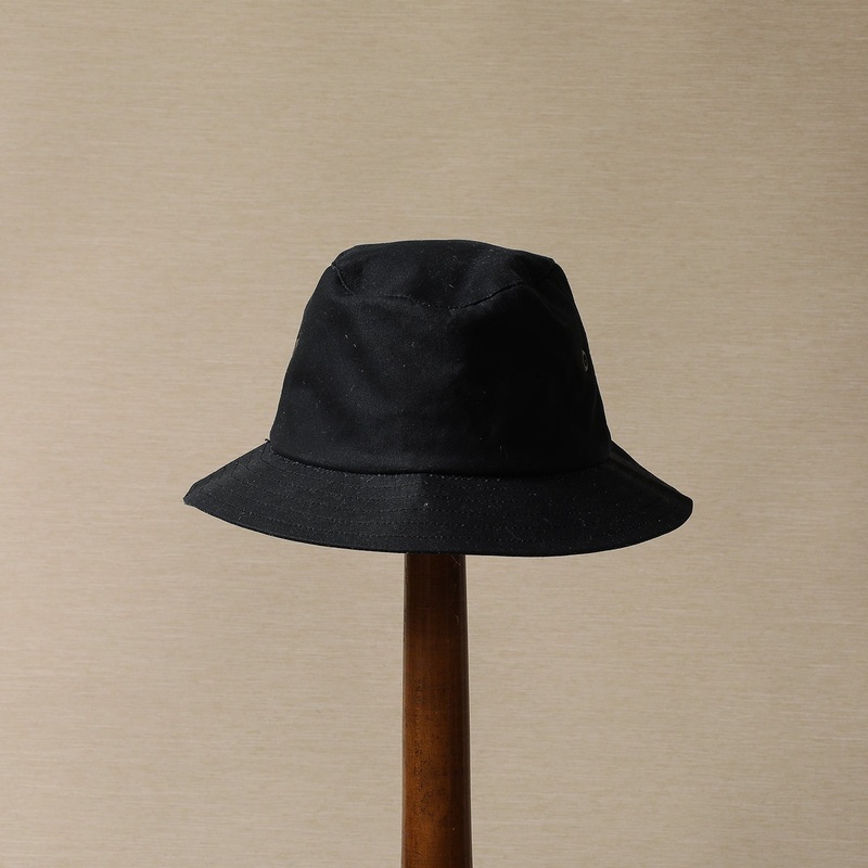 Walking hat in wax coated cotton