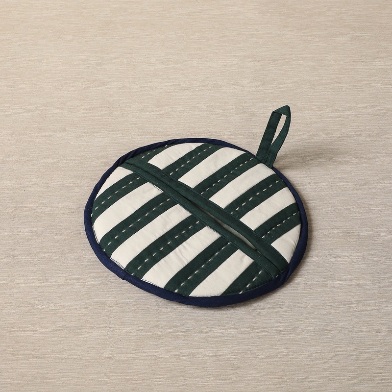 Green and white round oven mitt