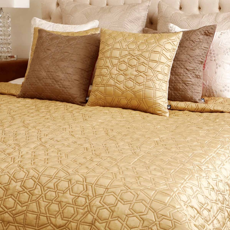 Tassel Quilt With Cushion Covers Set